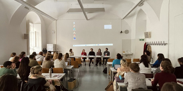 Fotos von der Konferenz mit Zuschauerschaft