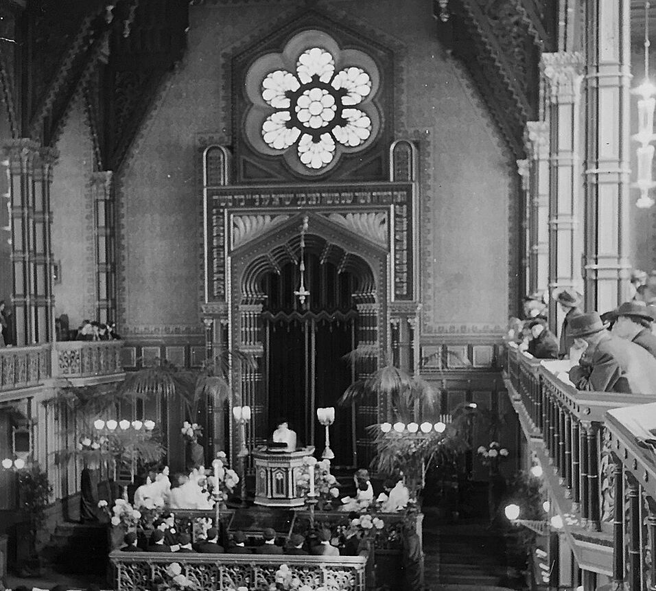 Religious school’s end of year celebration in 1943, Great Synagogue in Stockholm. Source: The Jewish Community in Stockholm’s archive at the Swedish State Archive (SE/RA/730128/10/K1a1)