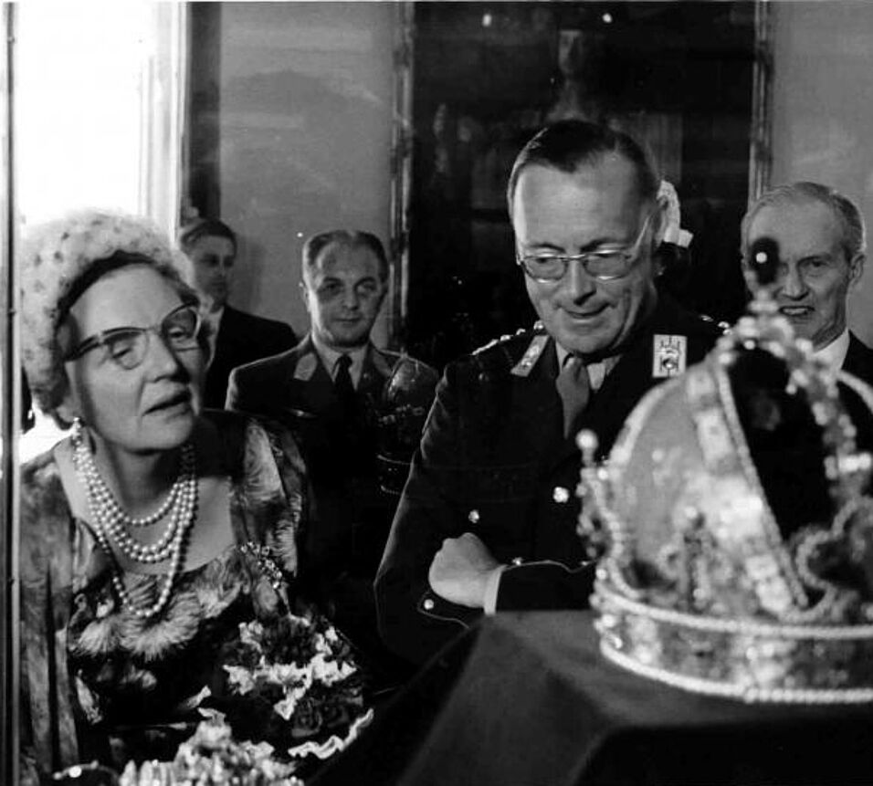 Königin Juliane der Niederlande und Prinz Bernhard besichtigen die Schatzkammer in der Wiener Hofburg, stehen vor der Habsburgerkrone, Rechte/Copyright ÖNB